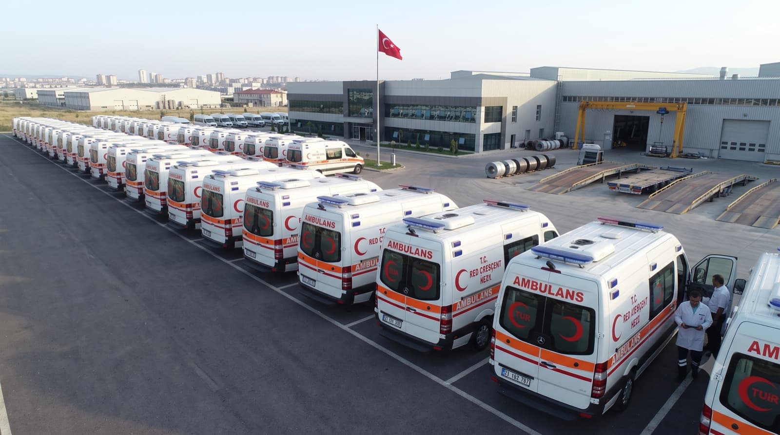 Otosis tesisi önünde ambulans filosu